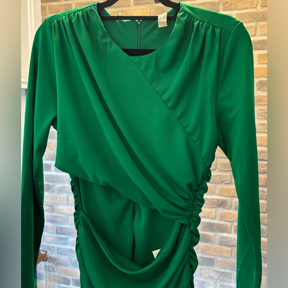 Beautiful Green Dress with a cutout.